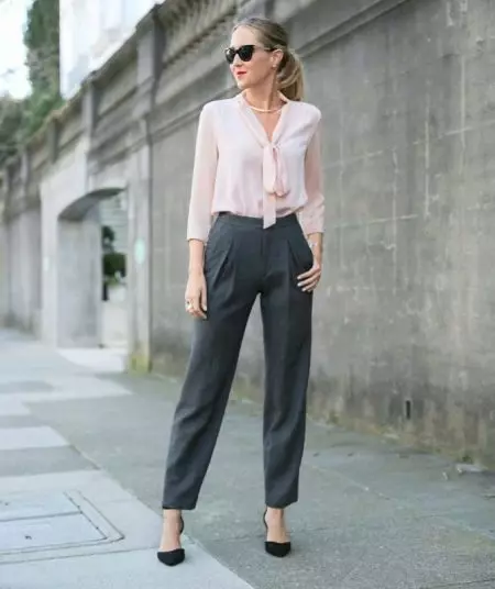 Klasyczne spodnie kobiety 2021 (70 zdjęć): modne modele, z którymi noszenie, nowoczesne spodnie damskie klasyczne alternatywane na dole 995_37