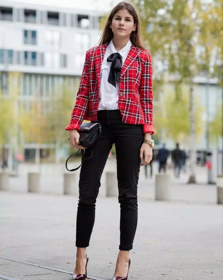 Klassikaline püksid Naine 2021 (70 fotot): Moodsad mudelid, millega seljas, kaasaegne naiste püksid klassikaline alternatiivne 995_56