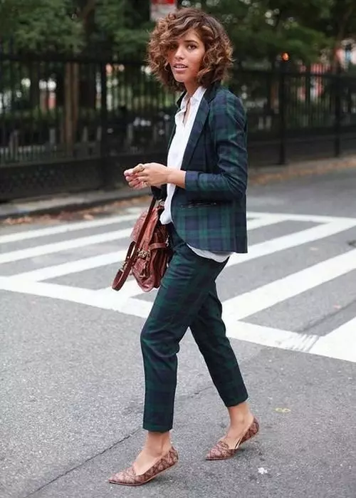 Klassikaline püksid Naine 2021 (70 fotot): Moodsad mudelid, millega seljas, kaasaegne naiste püksid klassikaline alternatiivne 995_57
