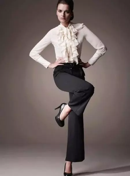 Pantalones clásicos Femenina 2021 (70 fotos): Modelos de moda, con los cuales llevan, pantalones de mujer moderna, clásicos alternativos al fondo. 995_65