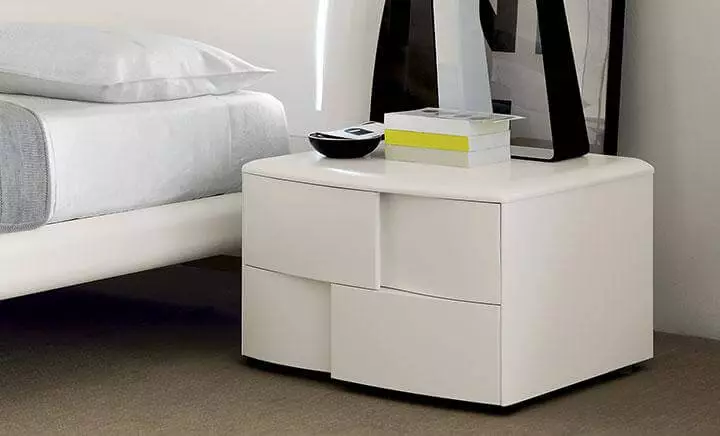 Спални за спалната соба: Димензии на високи суспендирани модели, тесни бели штандови, висински стандарди за стакло и други модели 9960_100