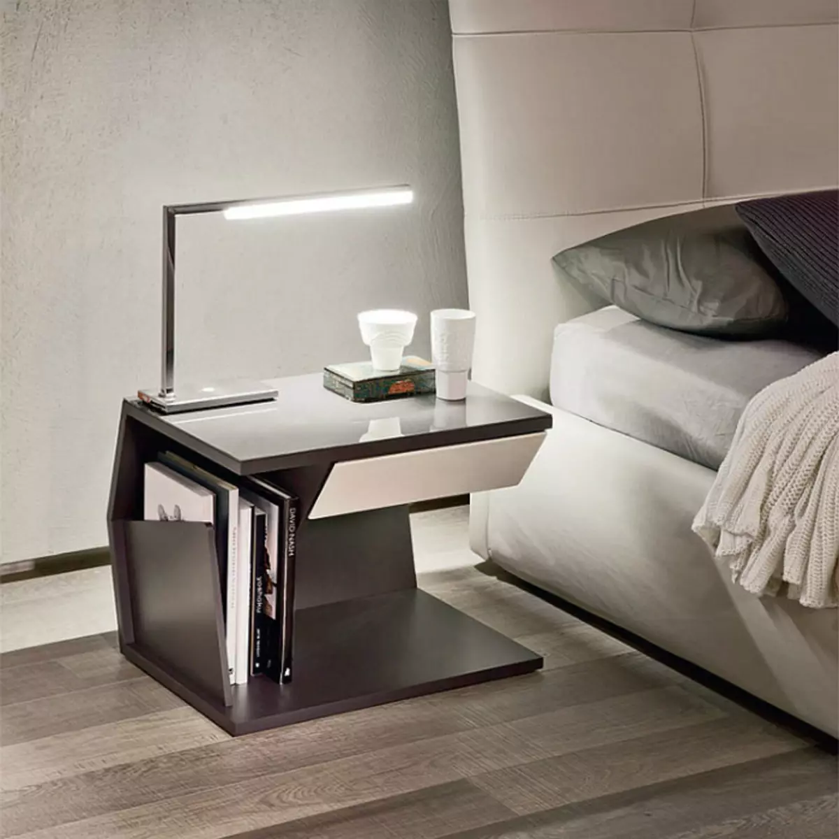 Спални за спалната соба: Димензии на високи суспендирани модели, тесни бели штандови, висински стандарди за стакло и други модели 9960_102