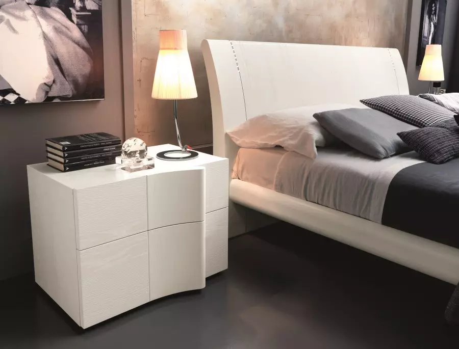Спални за спалната соба: Димензии на високи суспендирани модели, тесни бели штандови, висински стандарди за стакло и други модели 9960_13
