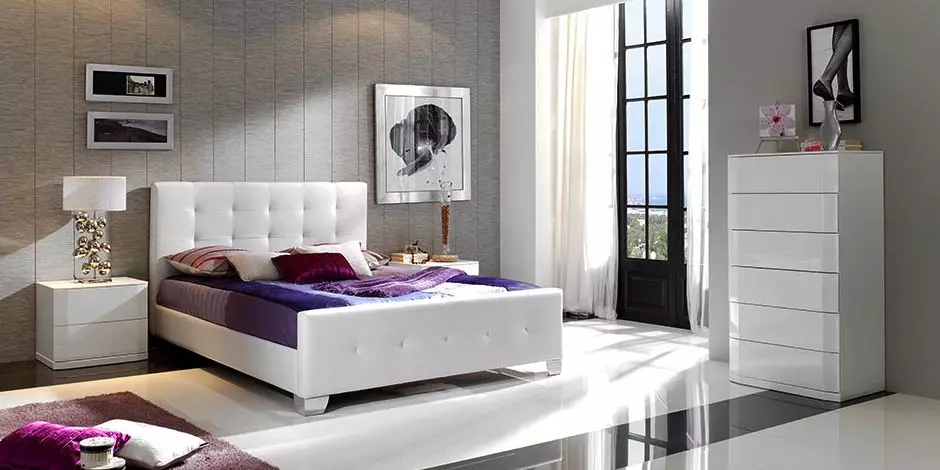Спални за спалната соба: Димензии на високи суспендирани модели, тесни бели штандови, висински стандарди за стакло и други модели 9960_14