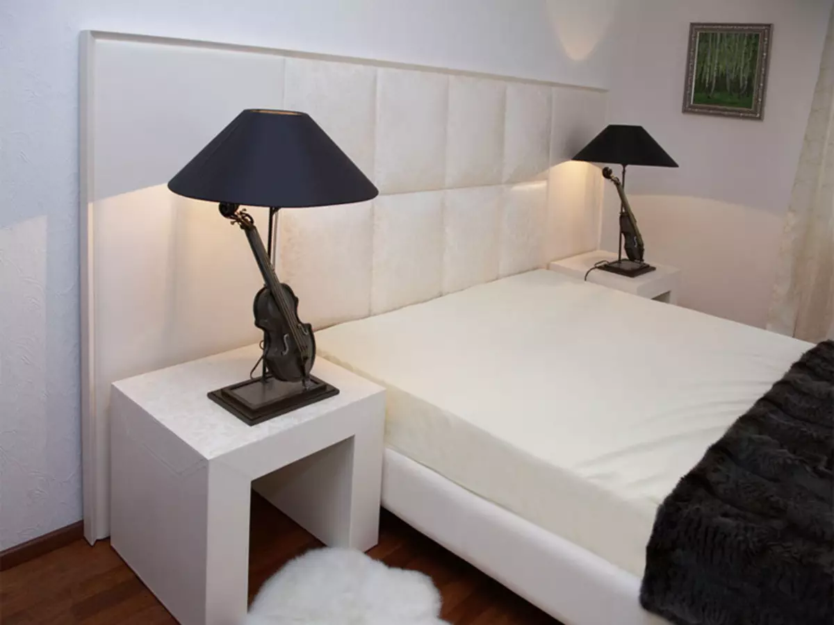 Спални за спалната соба: Димензии на високи суспендирани модели, тесни бели штандови, висински стандарди за стакло и други модели 9960_3