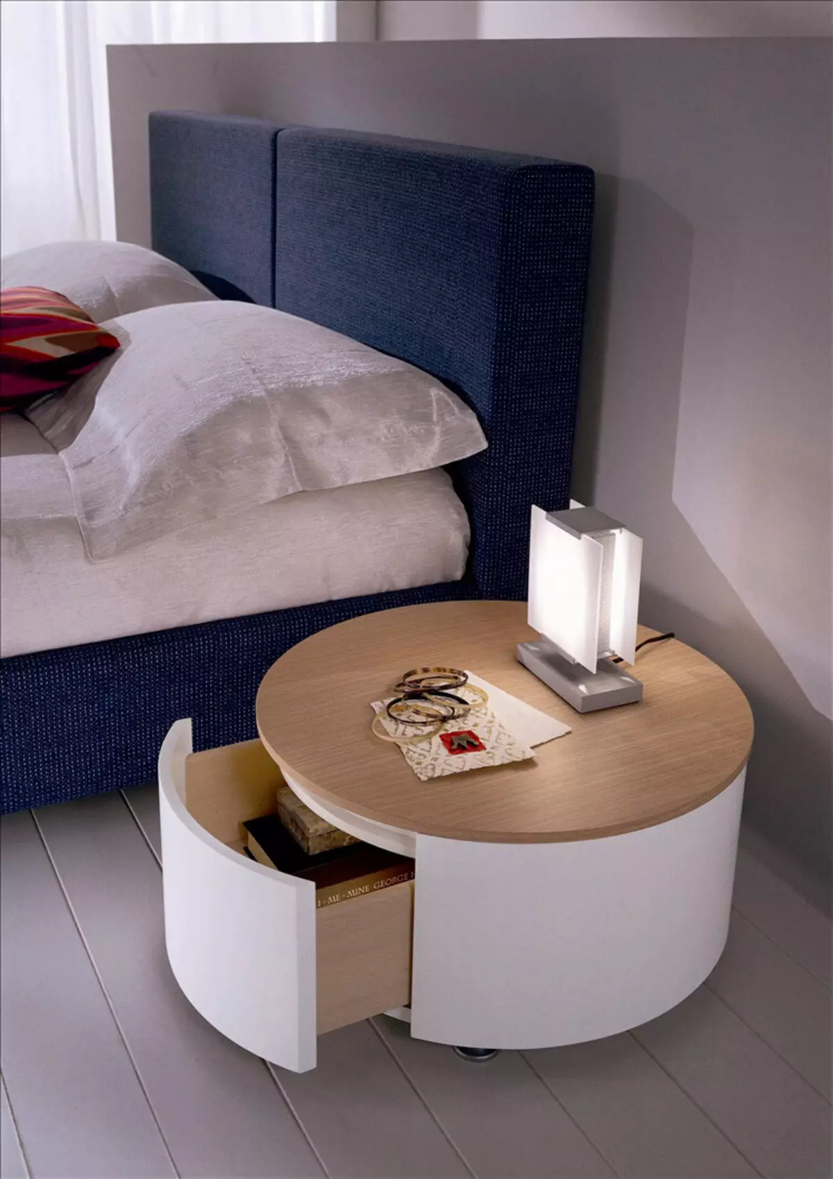 Спални за спалната соба: Димензии на високи суспендирани модели, тесни бели штандови, висински стандарди за стакло и други модели 9960_33