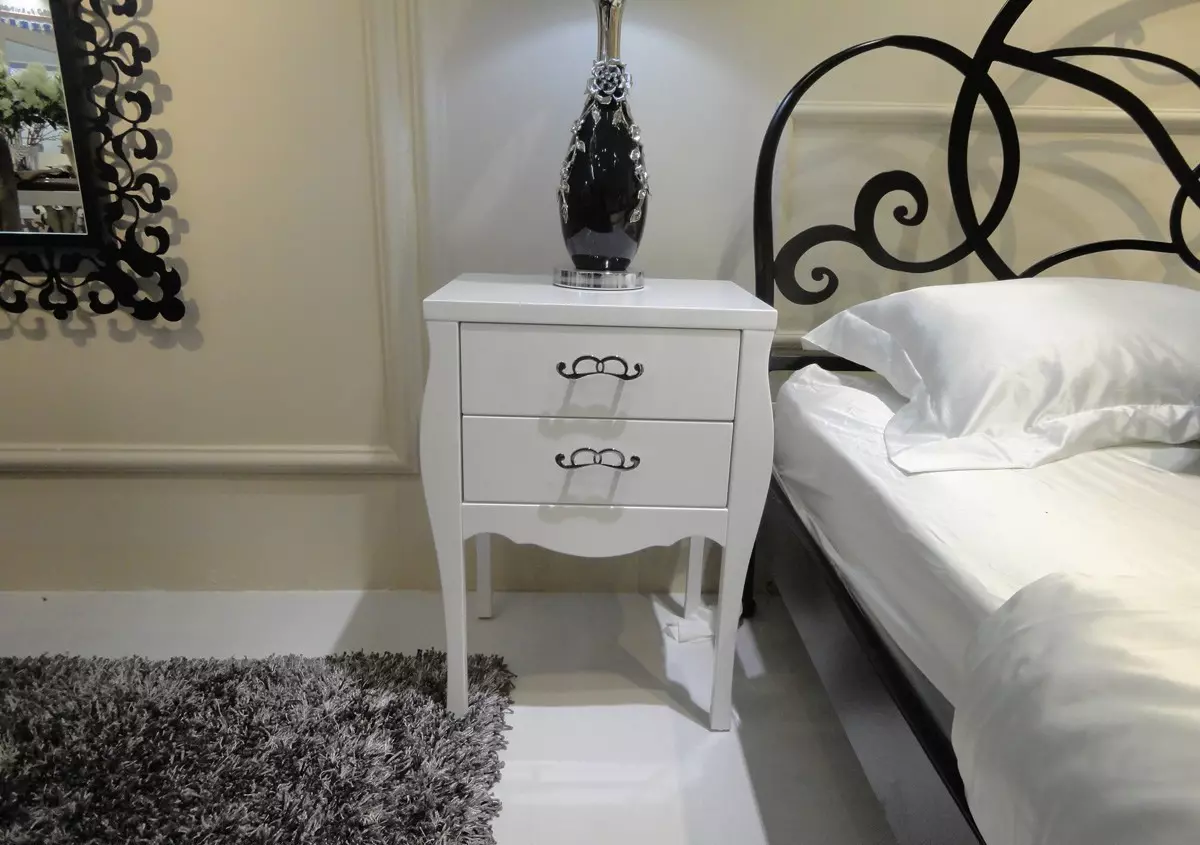 Спални за спалната соба: Димензии на високи суспендирани модели, тесни бели штандови, висински стандарди за стакло и други модели 9960_35