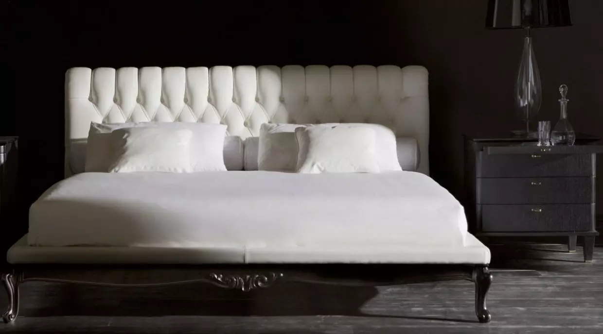 Спални за спалната соба: Димензии на високи суспендирани модели, тесни бели штандови, висински стандарди за стакло и други модели 9960_36