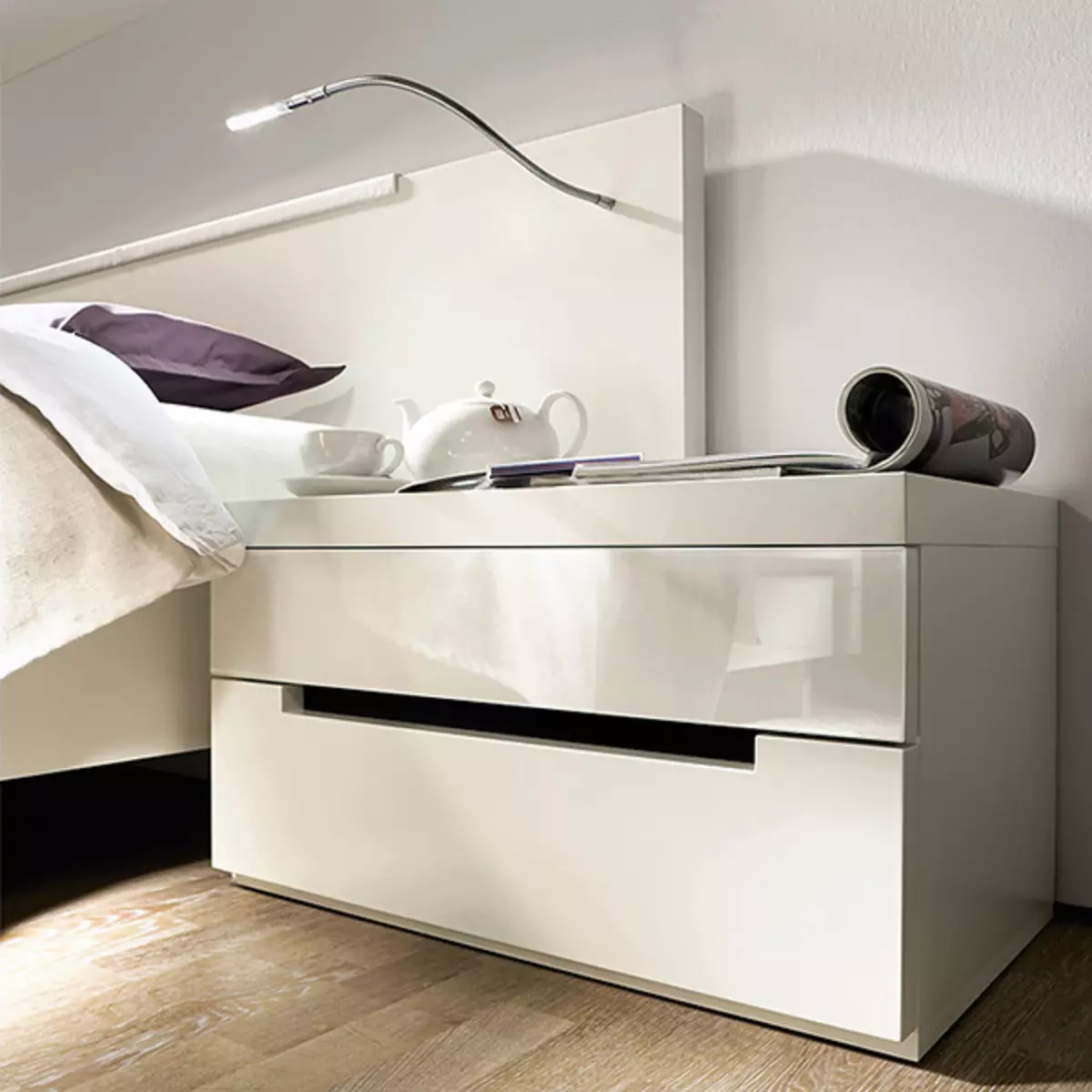 Спални за спалната соба: Димензии на високи суспендирани модели, тесни бели штандови, висински стандарди за стакло и други модели 9960_39