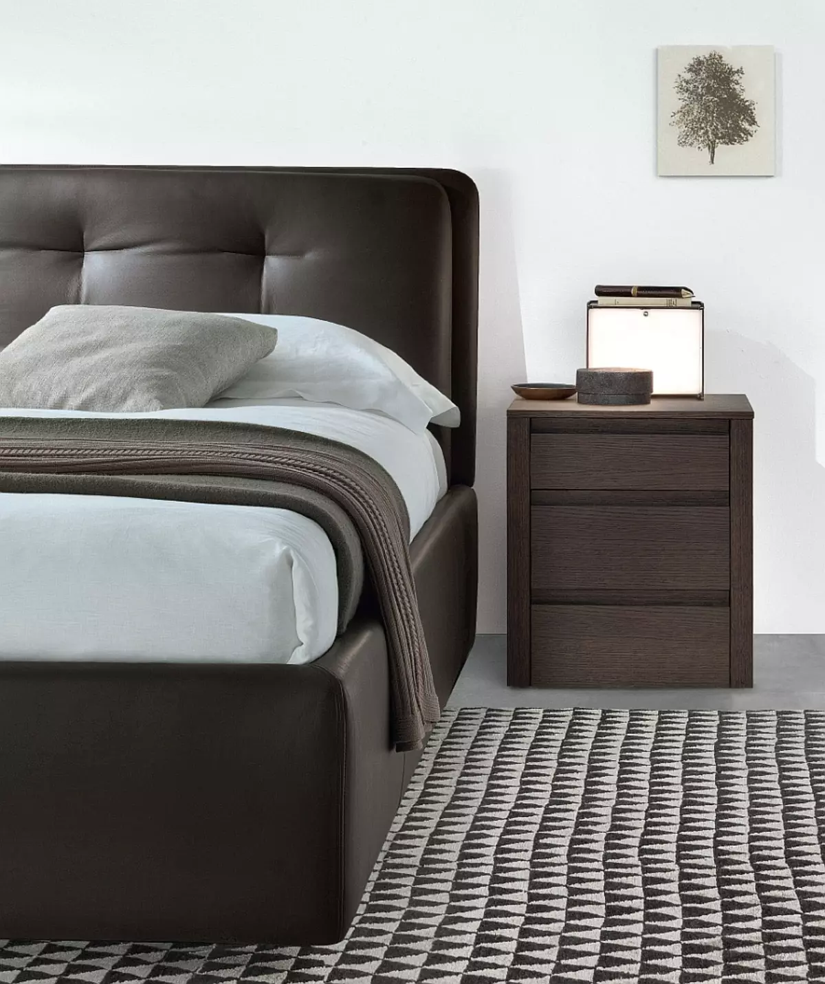 Спални за спалната соба: Димензии на високи суспендирани модели, тесни бели штандови, висински стандарди за стакло и други модели 9960_4