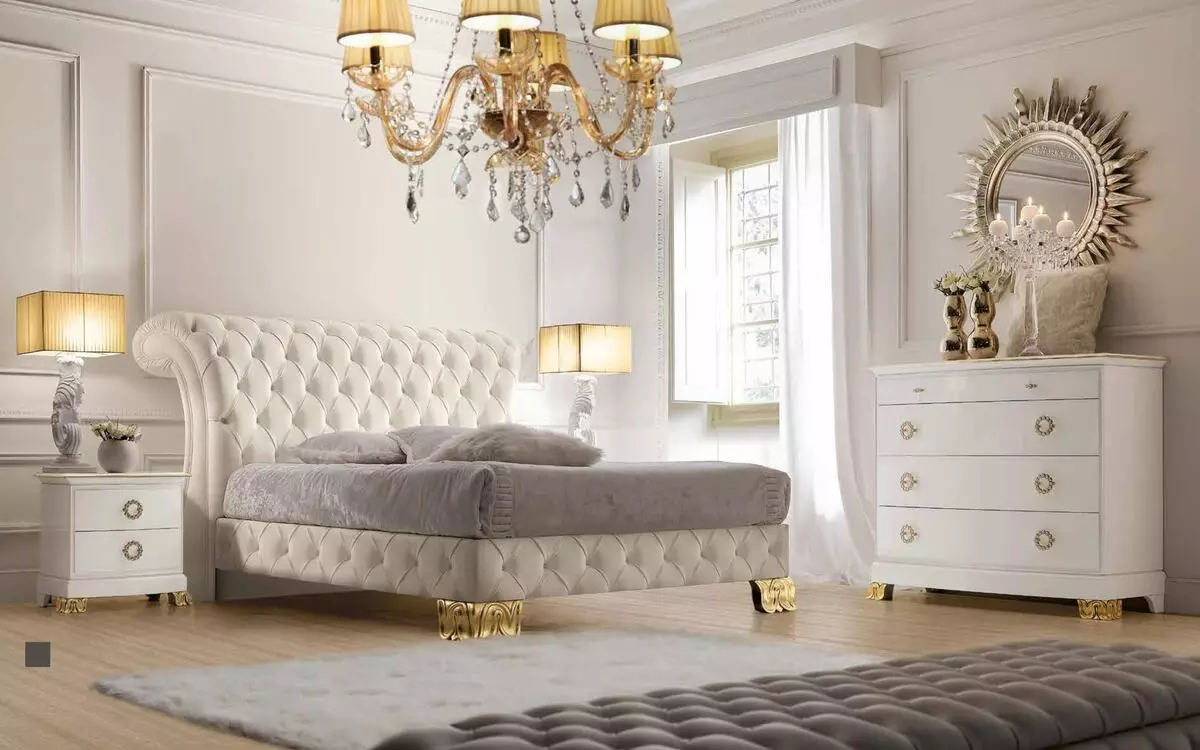Спални за спалната соба: Димензии на високи суспендирани модели, тесни бели штандови, висински стандарди за стакло и други модели 9960_41