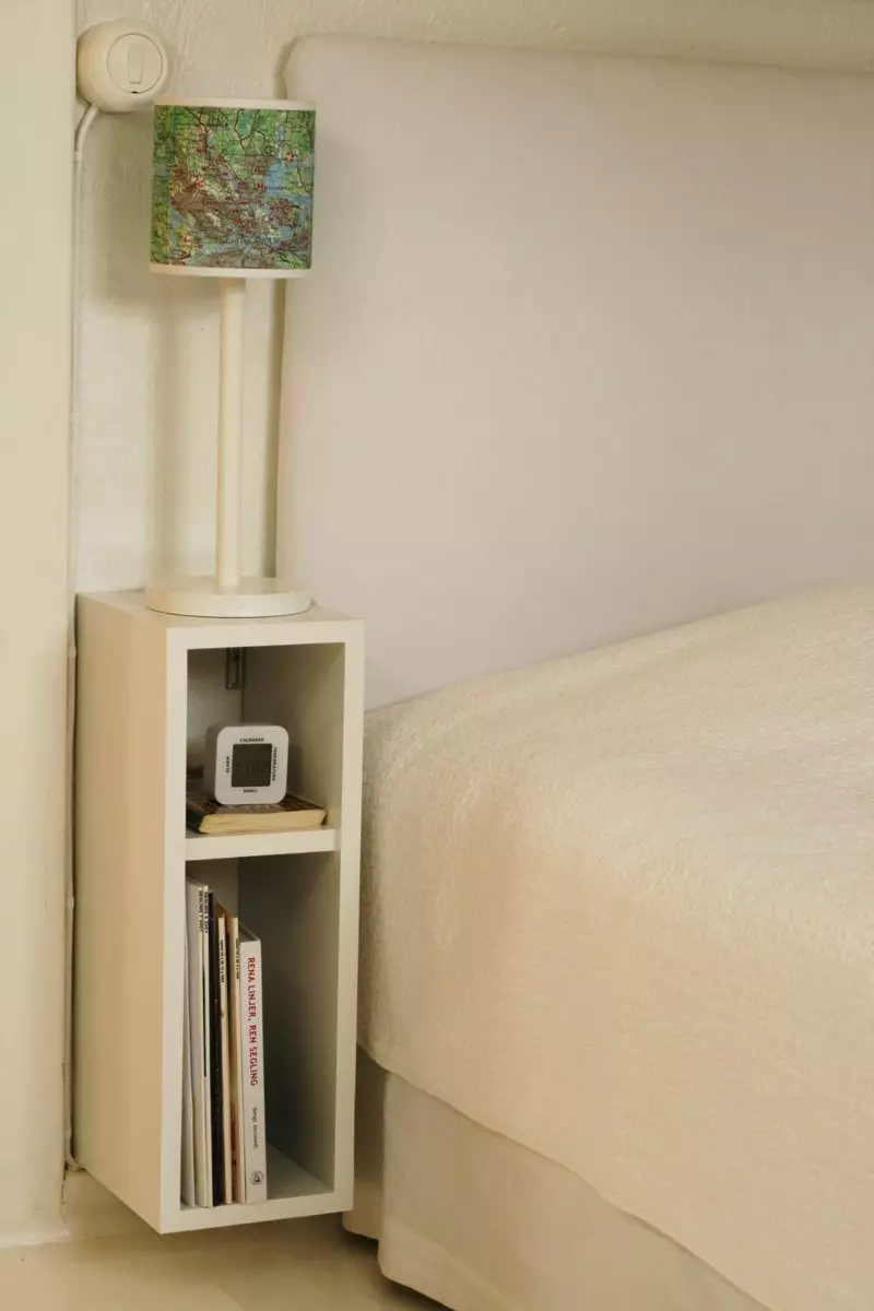Спални за спалната соба: Димензии на високи суспендирани модели, тесни бели штандови, висински стандарди за стакло и други модели 9960_50
