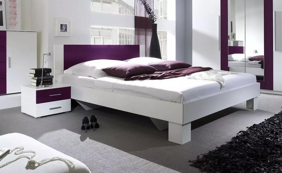 Спални за спалната соба: Димензии на високи суспендирани модели, тесни бели штандови, висински стандарди за стакло и други модели 9960_62