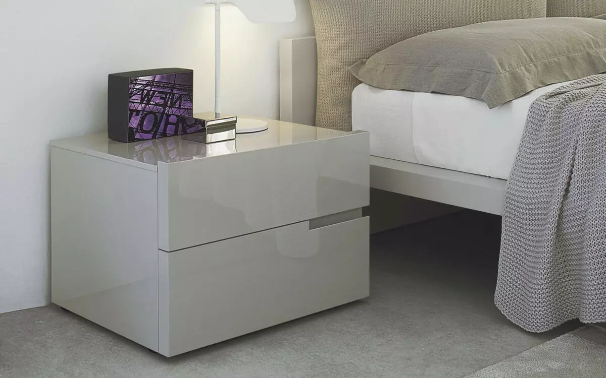 Спални за спалната соба: Димензии на високи суспендирани модели, тесни бели штандови, висински стандарди за стакло и други модели 9960_75