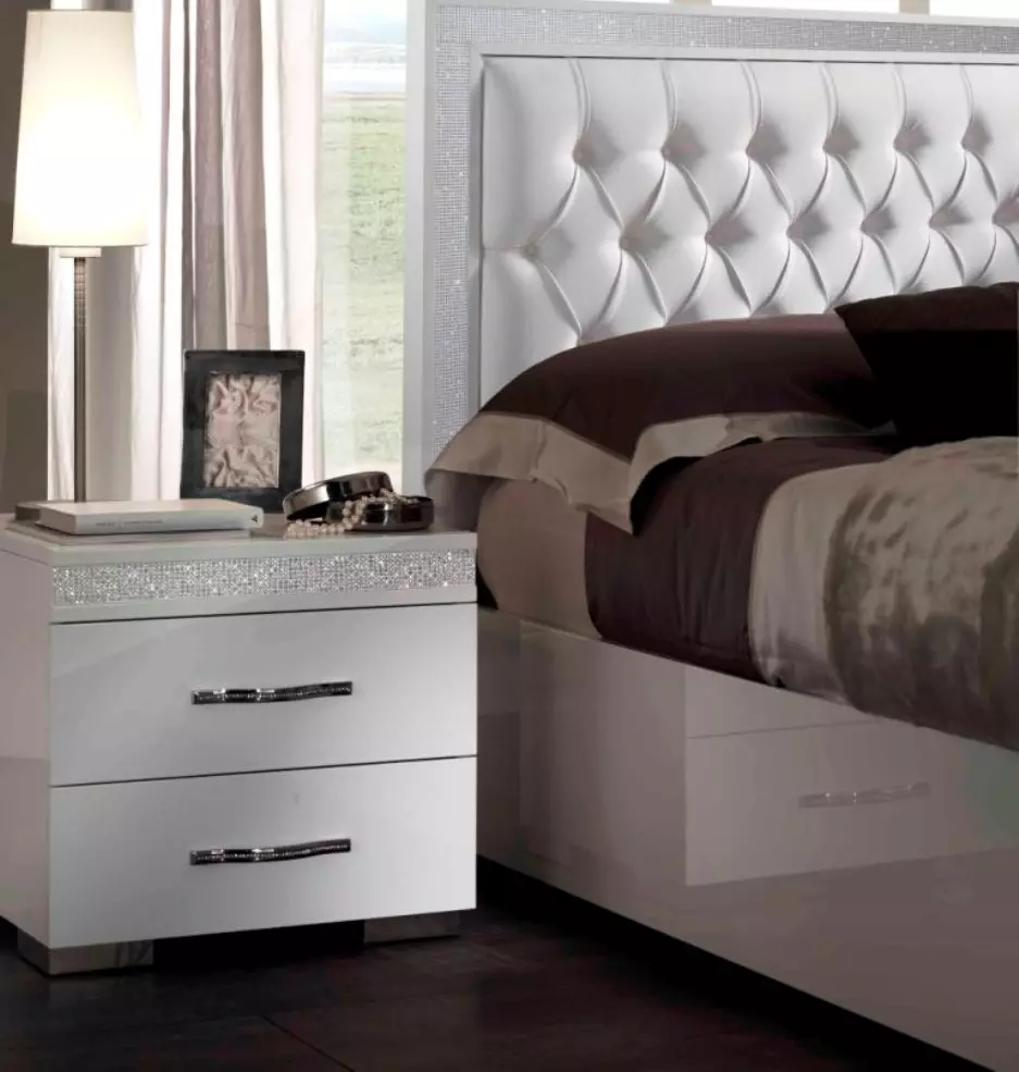 Спални за спалната соба: Димензии на високи суспендирани модели, тесни бели штандови, висински стандарди за стакло и други модели 9960_8