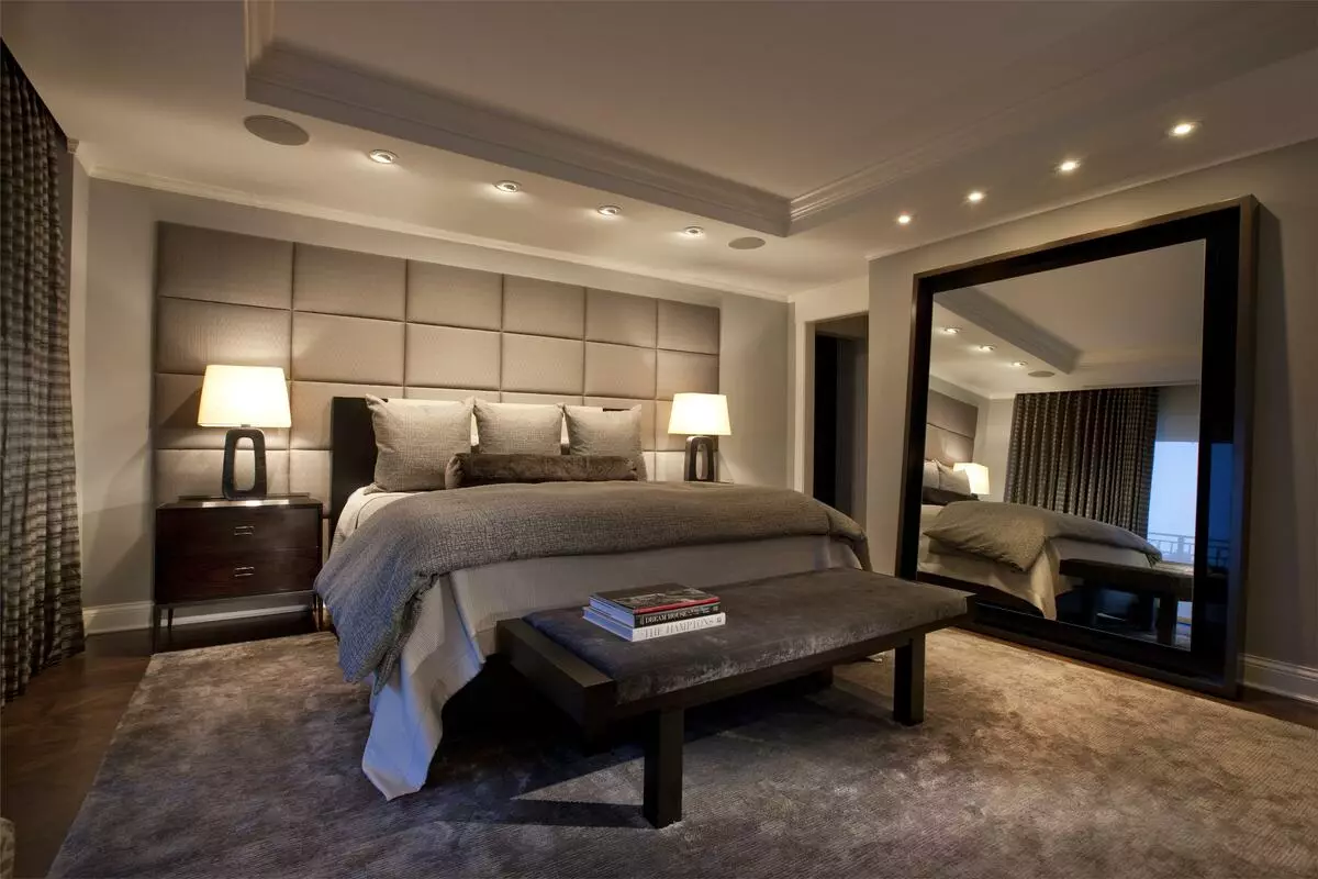 Спални за спалната соба: Димензии на високи суспендирани модели, тесни бели штандови, висински стандарди за стакло и други модели 9960_89