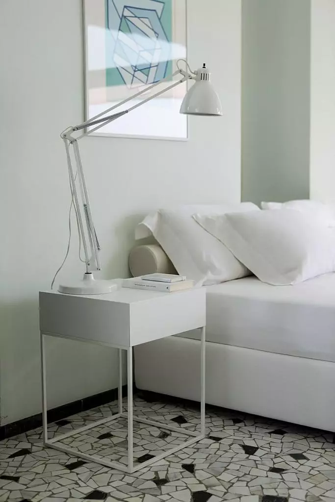 Спални за спалната соба: Димензии на високи суспендирани модели, тесни бели штандови, висински стандарди за стакло и други модели 9960_95