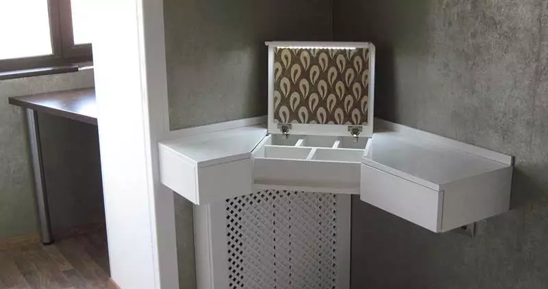 Yataq otağı tualet masaları (54 şəkil): Bir güzgü, ölçüləri və bucaqlı masanın dizaynı olan bir tualet masası olan qulaqlıq, interyerdə ağ konsol 9962_10