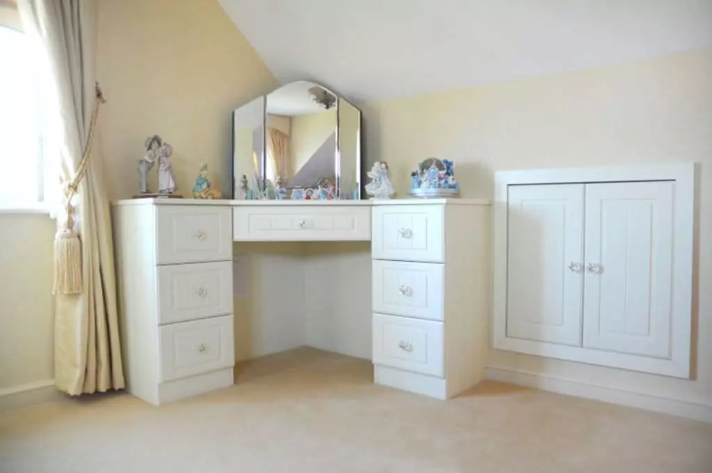 Туалетні столики для спальні (54 фото): гарнітур з підвісним туалетним столиком з дзеркалом, розміри і дизайн кутового столу, біла консоль в інтер'єрі 9962_11