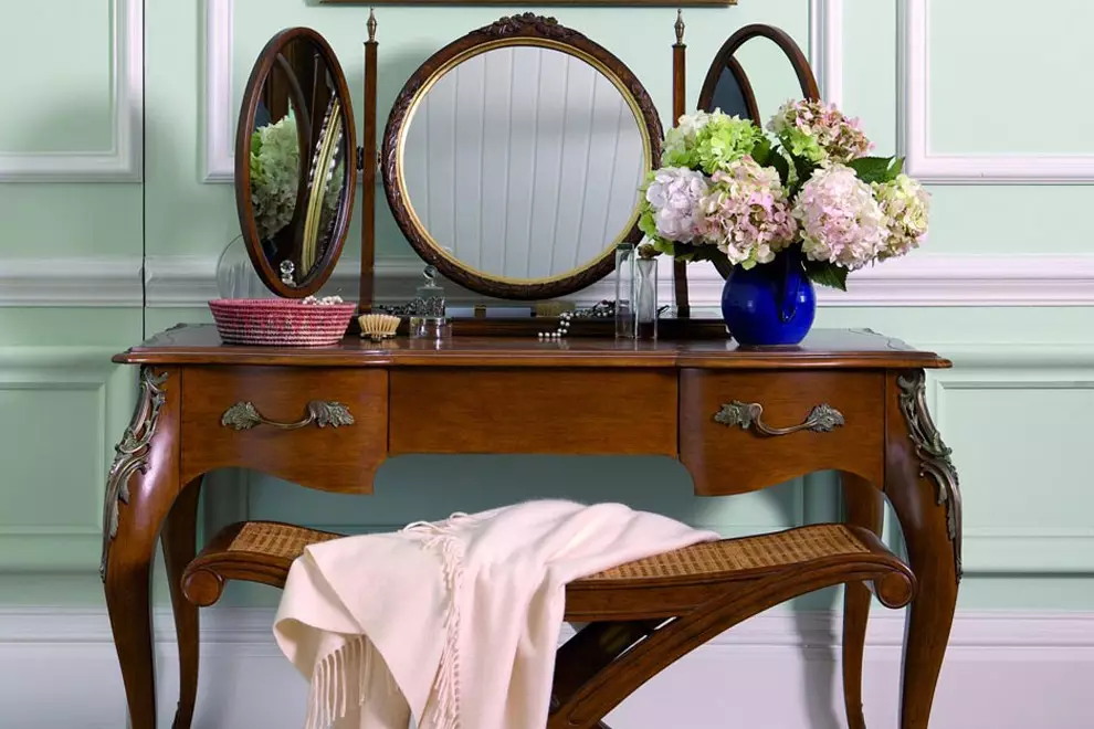 Guļamistabas tualetes galdi (54 fotogrāfijas): austiņas ar karājas tualetes galdu ar spoguli, izmēri un leņķa galda dizains, balts konsole interjerā 9962_20