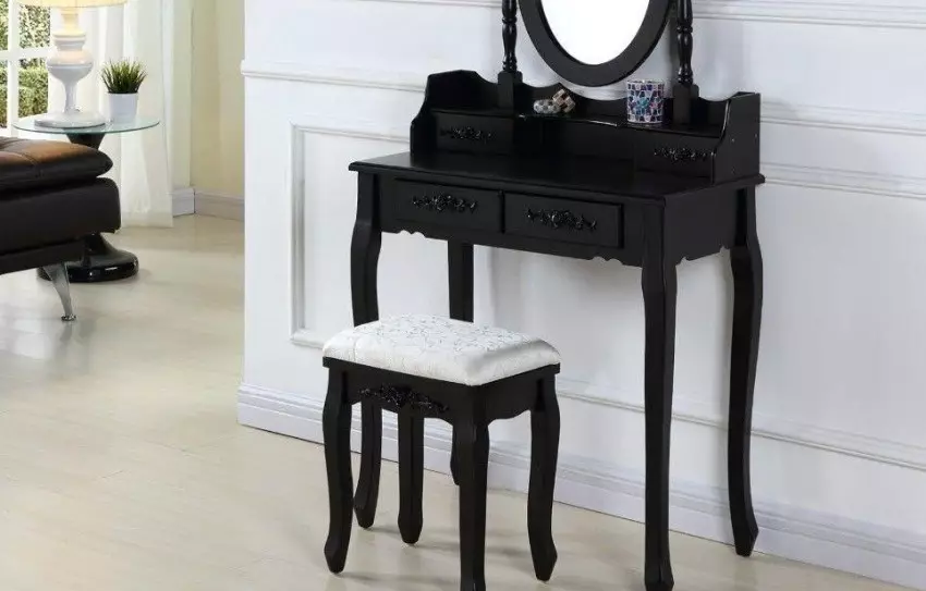 Soveværelse toiletborde (54 billeder): Headset med et hængende toiletbord med et spejl, størrelser og design af vinkelbordet, en hvid konsol i interiøret 9962_22