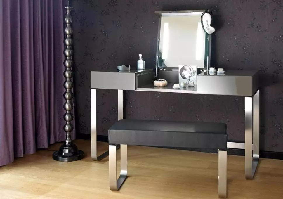 Miegamojo Tualeto lentelės (54 nuotraukos): ausinės su kabančiu tualeto stalu su veidrodžiu, dydžiais ir konstrukcija kampinio stalo, baltos konsolės interjere 9962_29