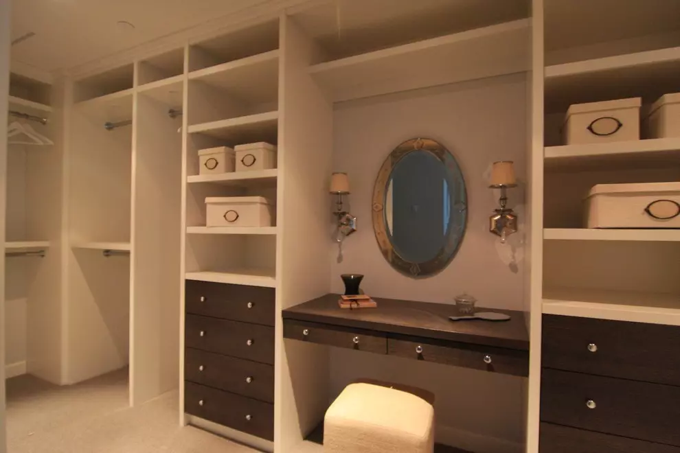 Jadual tandas bilik tidur (54 foto): alat dengar dengan meja tandas gantung dengan cermin, saiz dan reka bentuk jadual sudut, konsol putih di pedalaman 9962_36