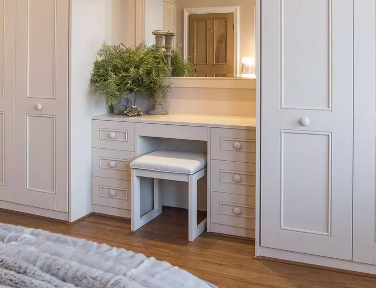 Guļamistabas tualetes galdi (54 fotogrāfijas): austiņas ar karājas tualetes galdu ar spoguli, izmēri un leņķa galda dizains, balts konsole interjerā 9962_40