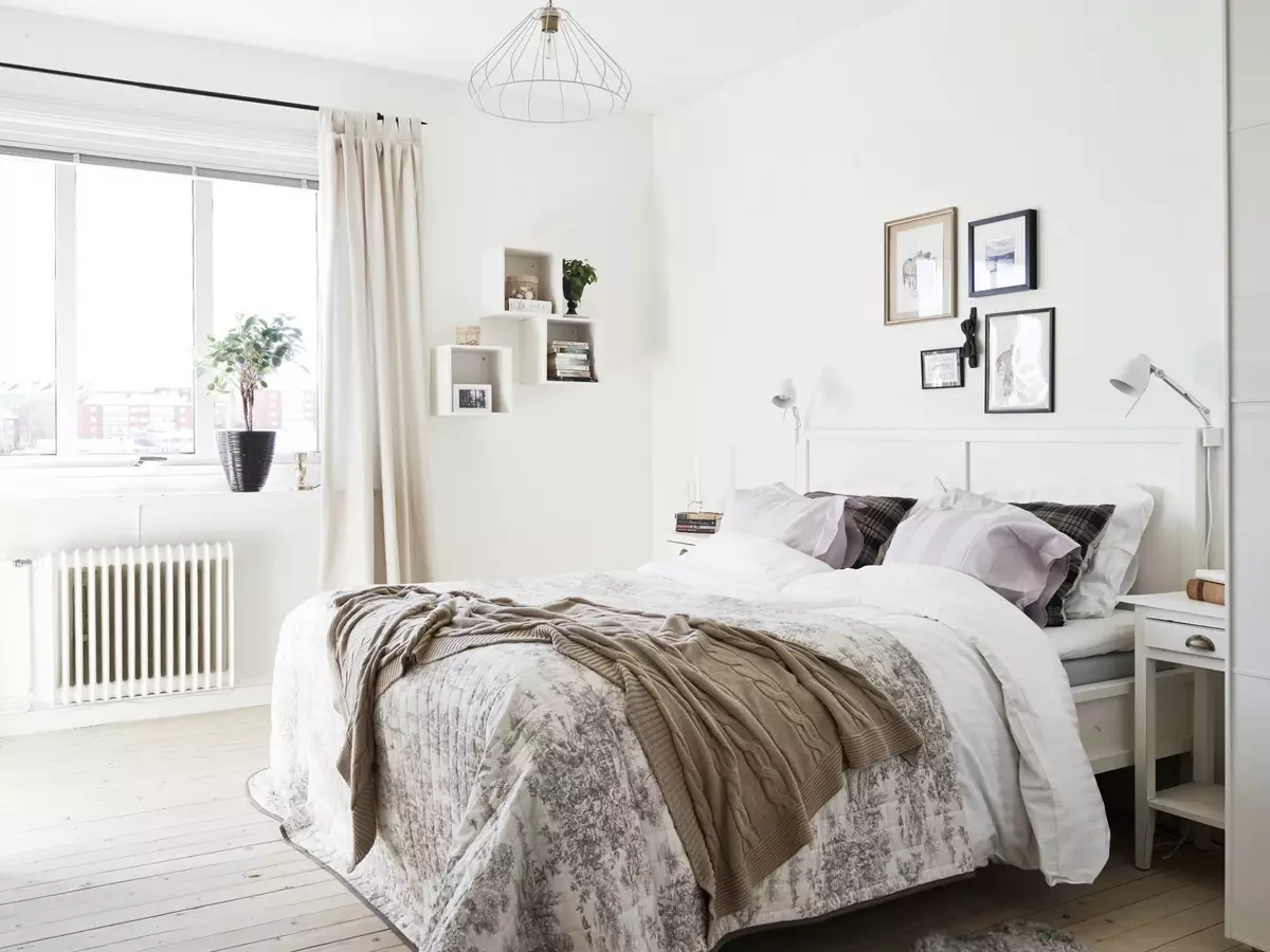 Dormitor cu un pat alb (40 fotografii): Exemple frumoase de design interior cu un pat din eC-arbore și fier de fier 9963_12