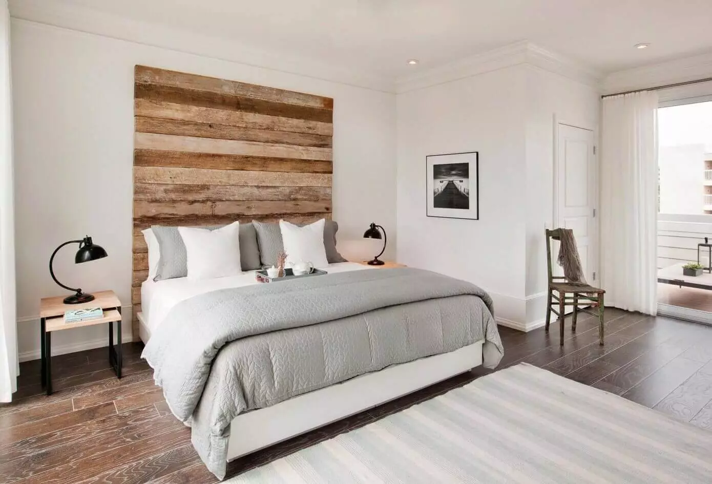 Dormitori amb un llit de color blanc (40 fotos): Bells exemples de disseny d'interiors amb un llit de ferro blanc eco-arbre i 9963_13