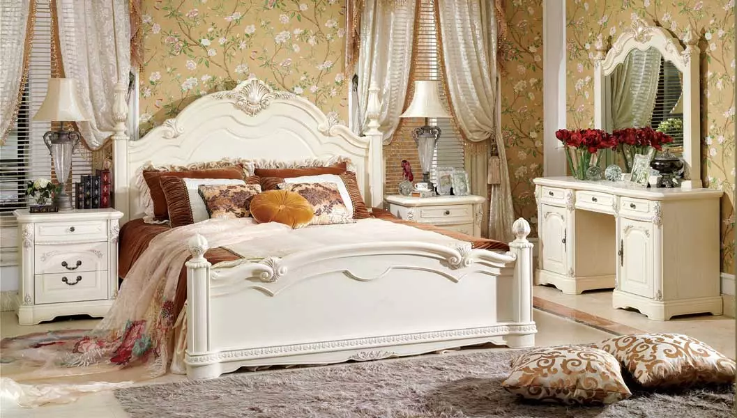 एक पांढरा बेड (40 फोटो) सह बेडरूम: इको-ट्री आणि लोह पांढरा पासून बेडसह इंटीरियर डिझाइनचे सुंदर उदाहरण 9963_15