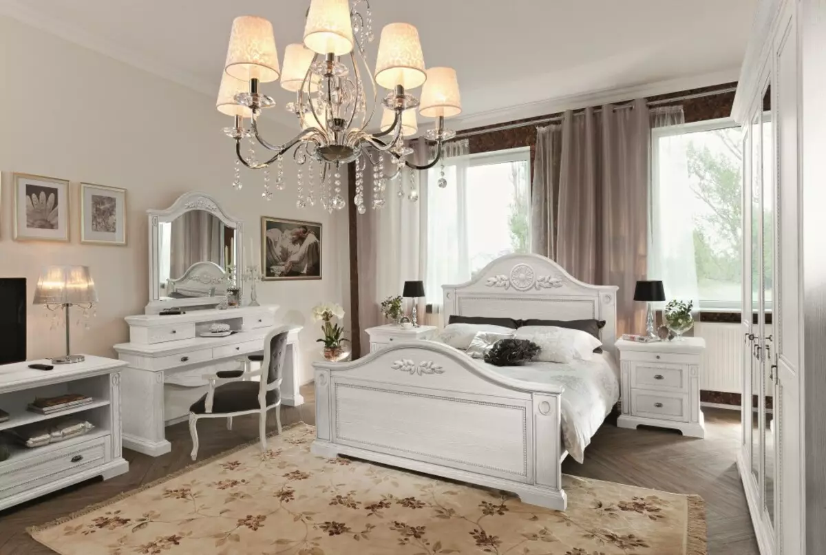 Спална соба со бел кревет (40 слики): Прекрасна примери на внатрешен дизајн со кревет од еко-дрво и железо бело 9963_16