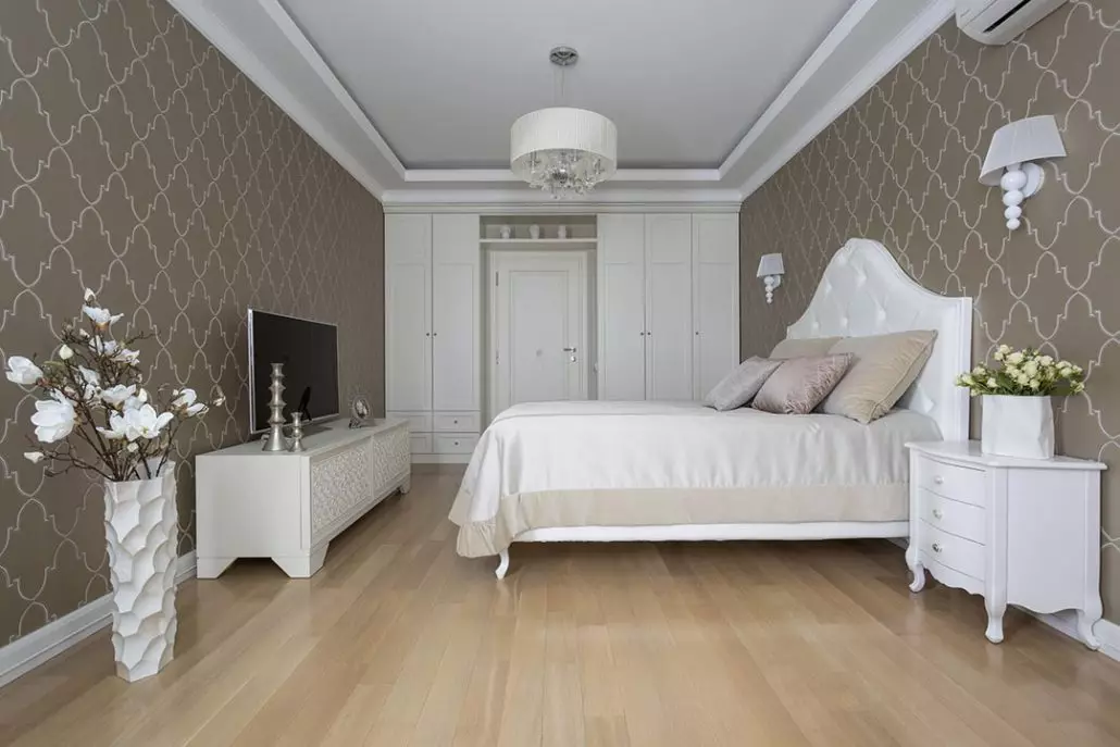 Spavaća soba s bijelim krevetom (40 fotografija): prekrasni primjeri dizajna interijera s krevetom iz eko-stabla i željezne bijele boje 9963_17