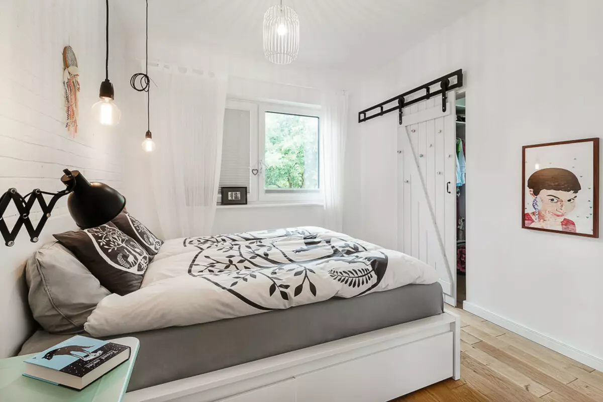 Спална соба со бел кревет (40 слики): Прекрасна примери на внатрешен дизајн со кревет од еко-дрво и железо бело 9963_18