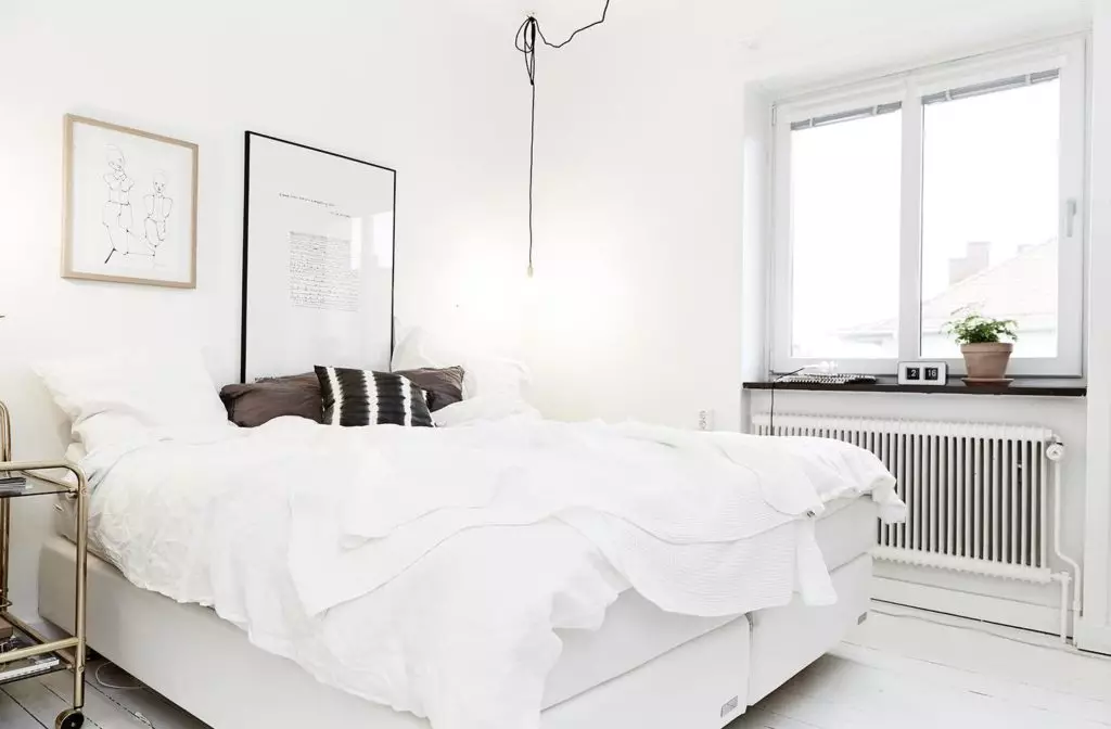 Spavaća soba s bijelom krevetu (40 fotografija): Prekrasna primjeri enterijera sa krevetom od eko-drvo i željezo bijele 9963_19