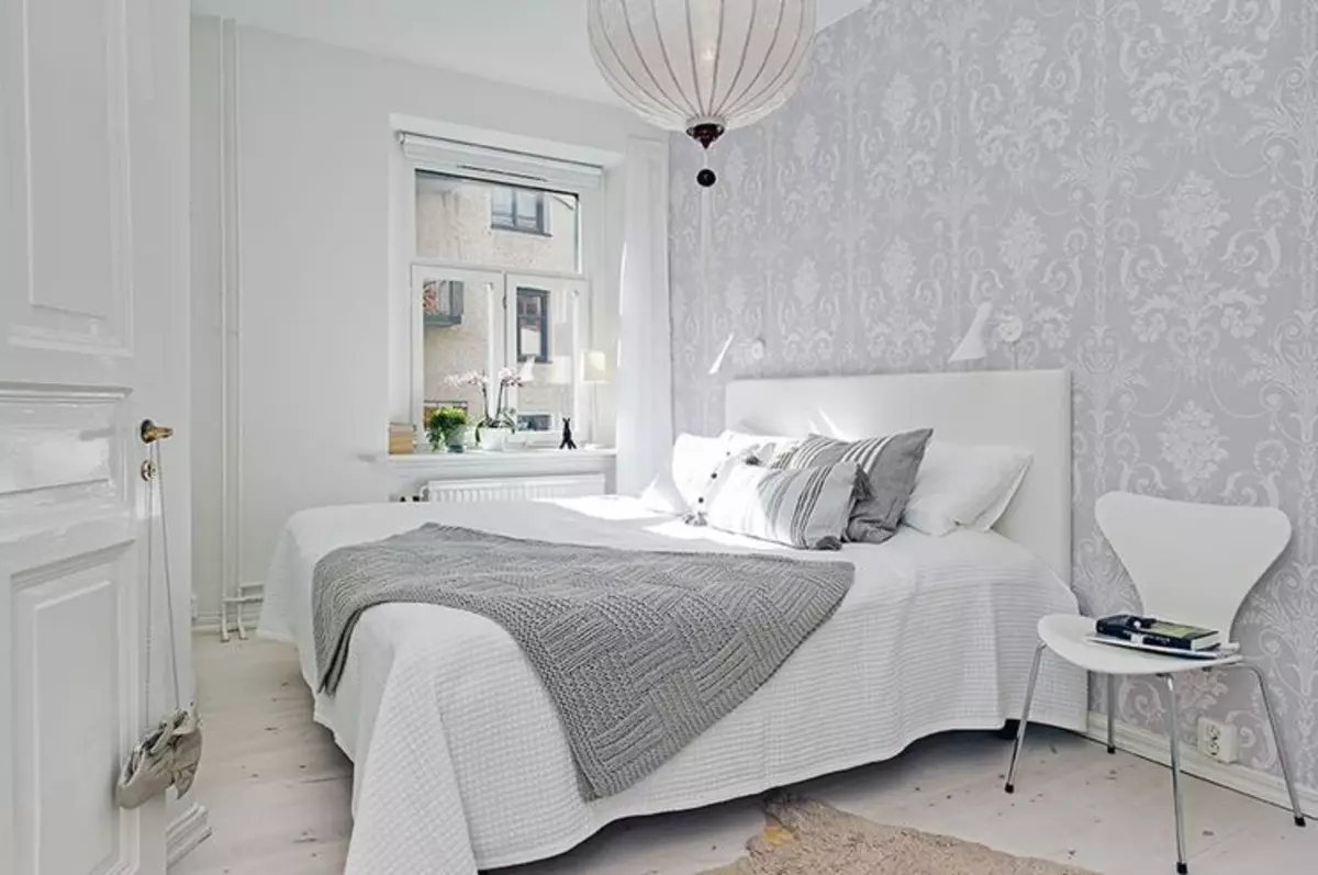 Спална соба со бел кревет (40 слики): Прекрасна примери на внатрешен дизајн со кревет од еко-дрво и железо бело 9963_21