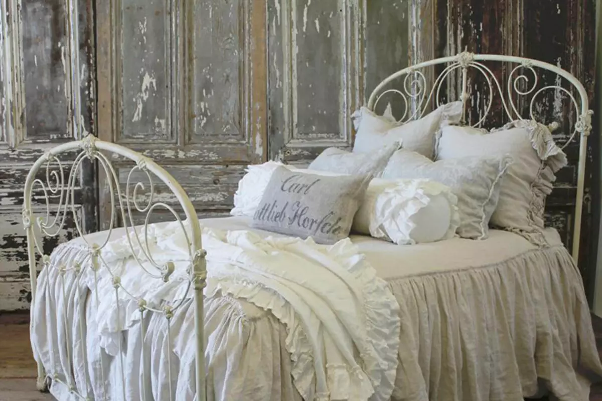 Dormitori amb un llit de color blanc (40 fotos): Bells exemples de disseny d'interiors amb un llit de ferro blanc eco-arbre i 9963_22