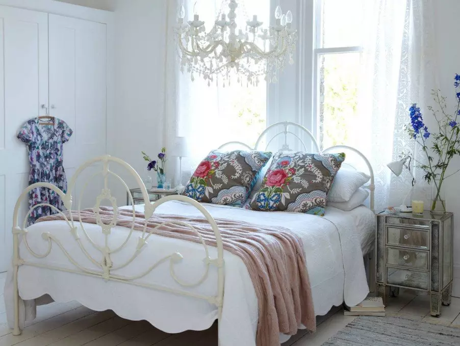 Спална соба со бел кревет (40 слики): Прекрасна примери на внатрешен дизајн со кревет од еко-дрво и железо бело 9963_23
