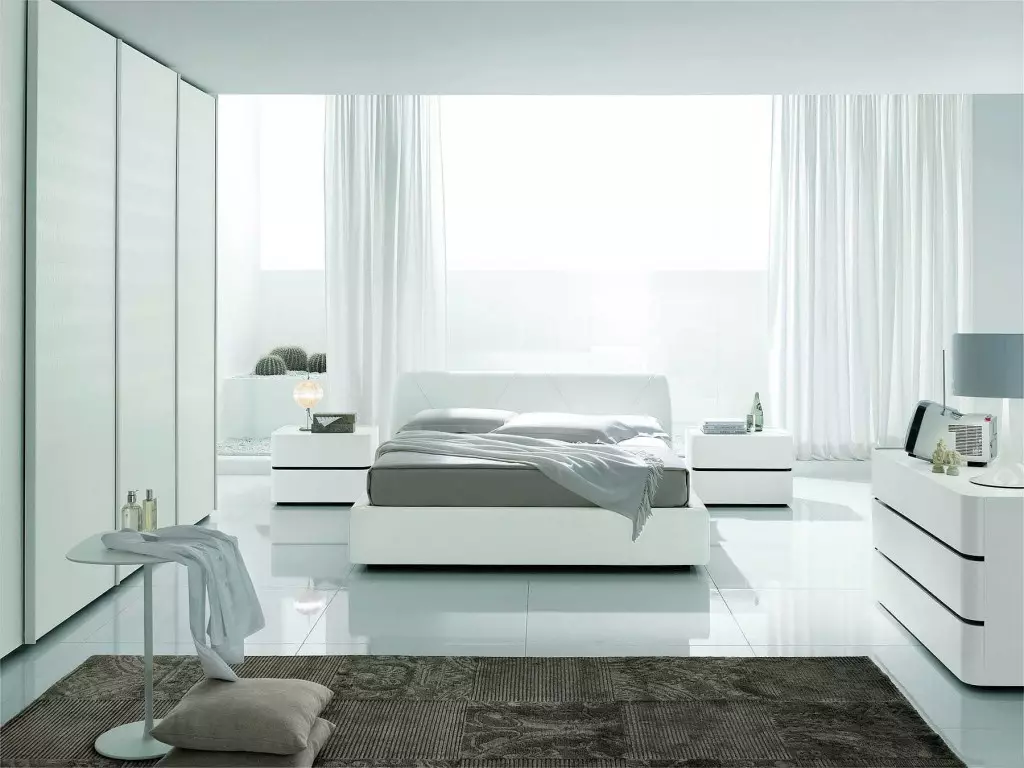 Спалня с бял легло (40 снимки): Красиви примери за интериорен дизайн с едно легло от еко-дърво и желязо бяло 9963_29
