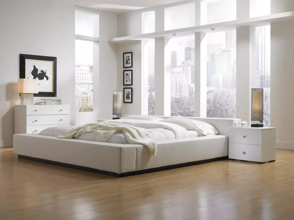 Spalnica z belo posteljo (40 fotografij): lepi primeri notranje opreme s posteljo iz eko-drevesa in belega železa 9963_31