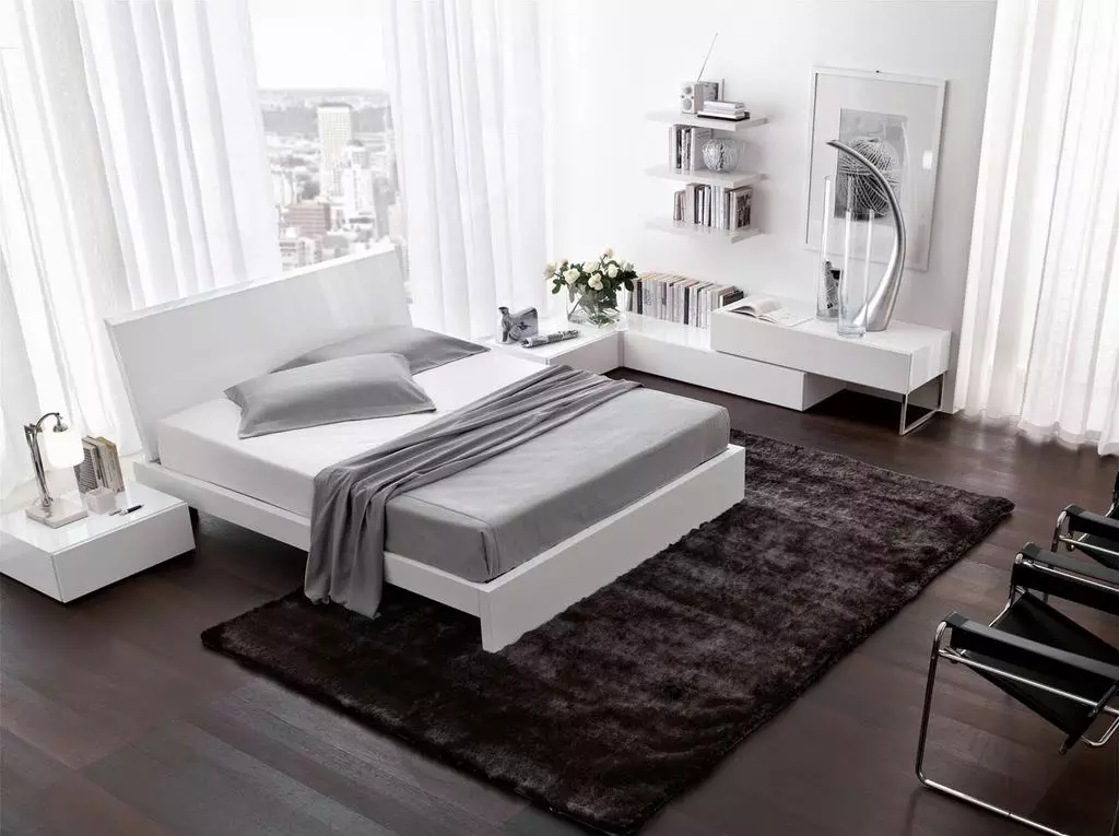 Spavaća soba s bijelim krevetom (40 fotografija): prekrasni primjeri dizajna interijera s krevetom iz eko-stabla i željezne bijele boje 9963_32