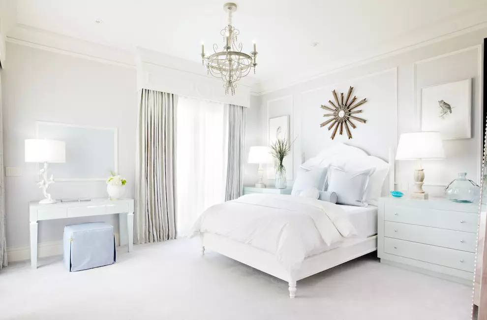 Dormitori amb un llit de color blanc (40 fotos): Bells exemples de disseny d'interiors amb un llit de ferro blanc eco-arbre i 9963_33
