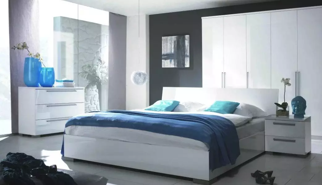 एक पांढरा बेड (40 फोटो) सह बेडरूम: इको-ट्री आणि लोह पांढरा पासून बेडसह इंटीरियर डिझाइनचे सुंदर उदाहरण 9963_4