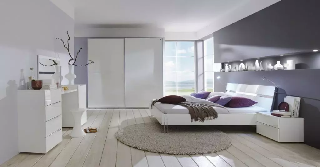 화이트 침대가있는 침실 (40 장의 사진) : 에코 나무와 철 화이트에서 침대가있는 인테리어 디자인의 아름다운 예 9963_5