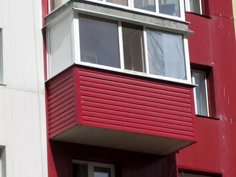 Hiasan balkoni di luar (39 foto): Apa yang lebih baik untuk merampas? Siding tepi luar yang subtlety. Bagaimanakah balkoni dari jalan-jalan pemilik profesional? Reka bentuk pelapisan luar 9972_10