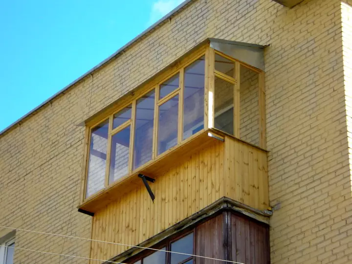 Balkongdekoration utanför (39 bilder): Vad är det bättre att gripa? Subtility utomhus sidospår. Hur gör balkongen från gatorna i den professionella ägaren? Design av extern beklädnad 9972_22