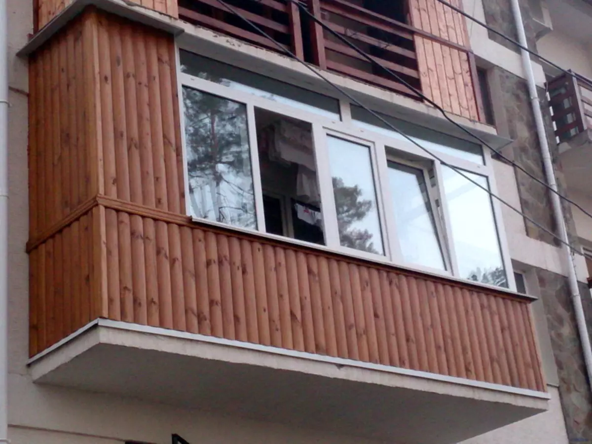 Dekorasi balkoni ing njaba (39 foto): Apa sing luwih apik kanggo ngrebut? Siding ruangan ruangan subtlety. Kepiye balkoni saka dalan-dalan sing duwe profesional? Desain cladding njaba 9972_24
