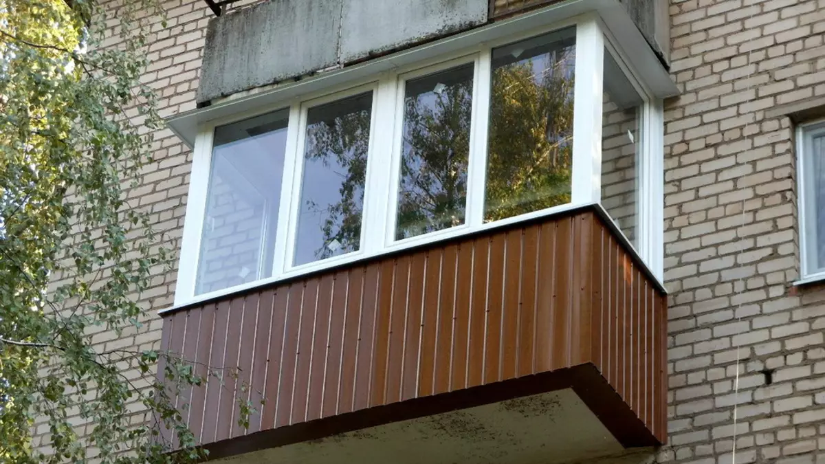 Оздоблення балкона зовні (39 фото): чим його краще обшити? Тонкощі зовнішньої обшивки сайдингом. Як обшивають балкон з вулиці профнастилом? Дизайн зовнішньої облицювання 9972_25