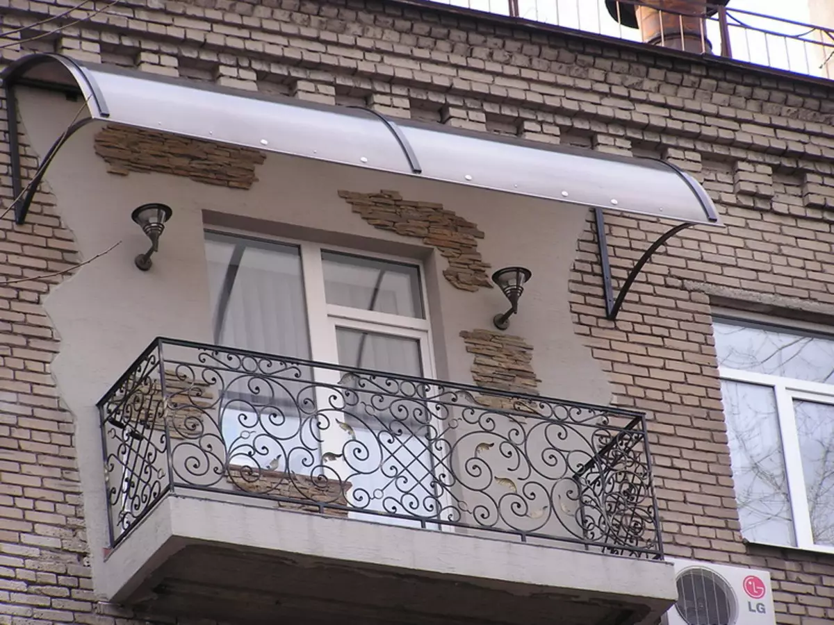 Balkongdekoration utanför (39 bilder): Vad är det bättre att gripa? Subtility utomhus sidospår. Hur gör balkongen från gatorna i den professionella ägaren? Design av extern beklädnad 9972_30