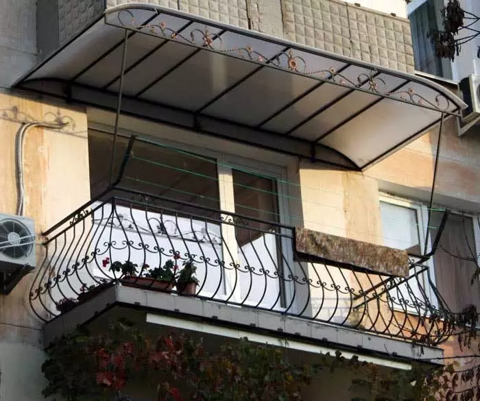 Decoración del balcón afuera (39 fotos): ¿Qué es mejor aprovechar? Subtetas al aire libre revestimiento. ¿Cómo el balcón de las calles del propietario profesional? Diseño de revestimiento externo. 9972_31